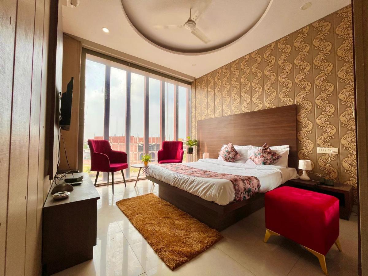 Hotel Pearl Grand, Zirakpur - Top Rated & Most Awarded Property In Tricity Chandīgarh Екстериор снимка