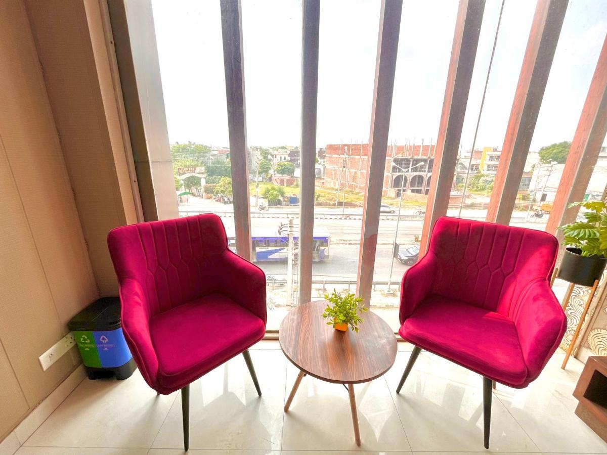 Hotel Pearl Grand, Zirakpur - Top Rated & Most Awarded Property In Tricity Chandīgarh Екстериор снимка