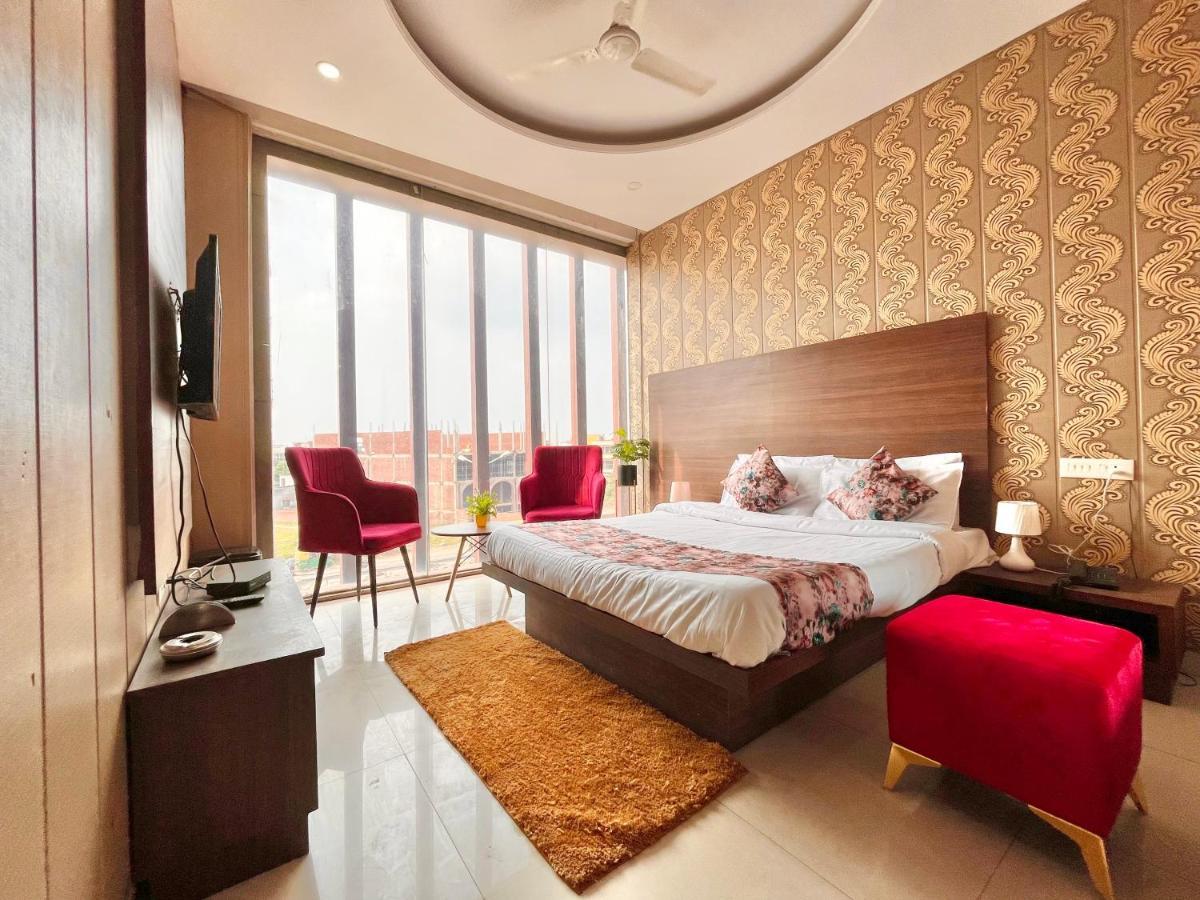 Hotel Pearl Grand, Zirakpur - Top Rated & Most Awarded Property In Tricity Chandīgarh Екстериор снимка